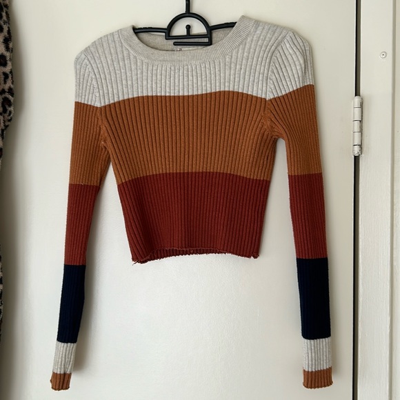 Cropped ribbed tri-colored long sleeve. Oatmeal/pumpkin/brick IRL great for fall - Picture 1 of 3